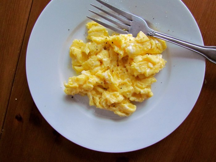 2 scrambled eggs nutrition facts